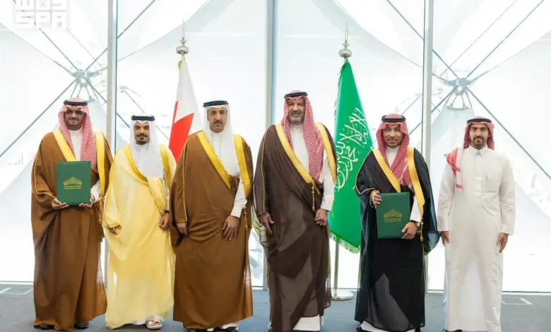 الأمير فيصل بن سلمان يستقبل وزير المواصلات والاتصالات البحريني رئيس مجلس أمناء "دراسات" ويشهد توقيع مذكرة تفاهم