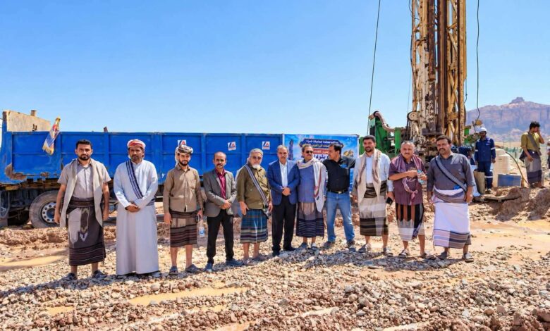 الأمين العام هشلة يفتتح بئرا ارتوازية لشركة شبوة للاستثمار في عتق