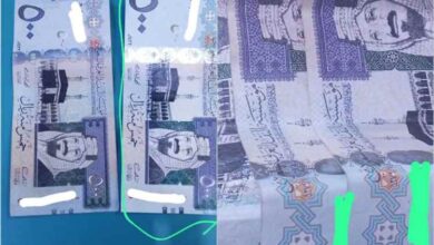 الإطاحة بمتهمين يروّجان عملة سعودية مزورة في تريم