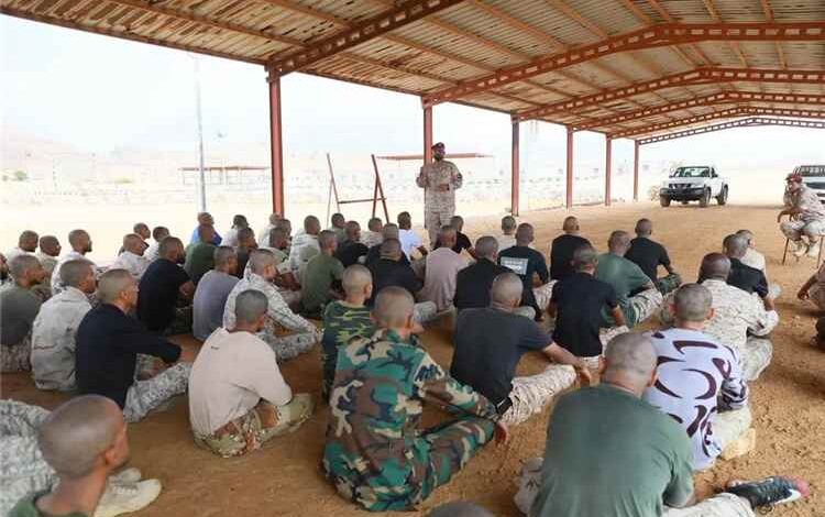 التوجيه المعنوي بلواء النخبة الحضرمي ينفذ محاضرة توعوية حول الضبط والربط وأهمية الانضباط العسكري لمنتسبي اللواء