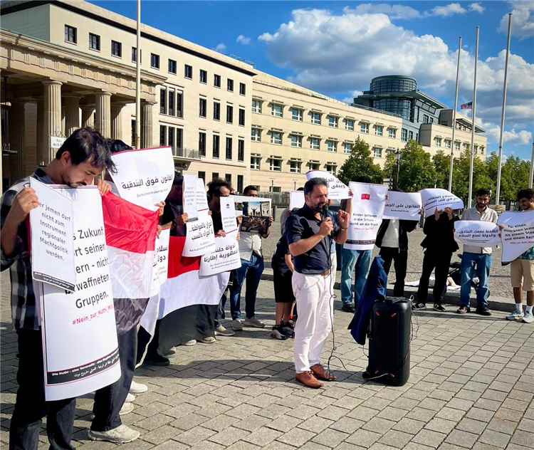 الجالية اليمنية في برلين تنظم وقفة احتجاجية ضد جرائم مليشيات الحوثي الارهابية