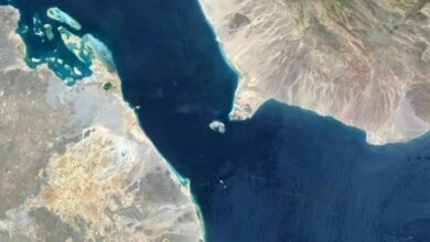 الحوثيون يفخخون باب المندب ويحفرون الخنادق في الجبال المطلة عليه
