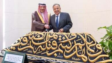 الخريجي يسلّم نبيل فهمي قطعة من كسوة الكعبة هدية للجامعة العربية