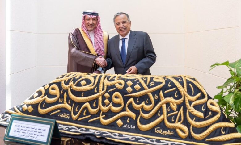 الخريجي يسلّم نبيل فهمي قطعة من كسوة الكعبة هدية للجامعة العربية