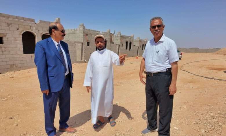 الدغاري يتفقد مشروع إنشاء قرية سكنية متكاملة للأيتام بعتق بتمويل كويتي
