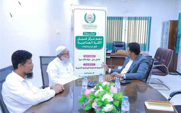 الدكتور بن نويصر يلتقي جمعية الحكمة ويبحثان دعم مركز الكلية الصناعية بالشحر