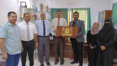الدكتور بن نويصر يلتقي عميد كلية الطب بجامعة حضرموت لتعزيز التعاون المشترك بين الجانبين