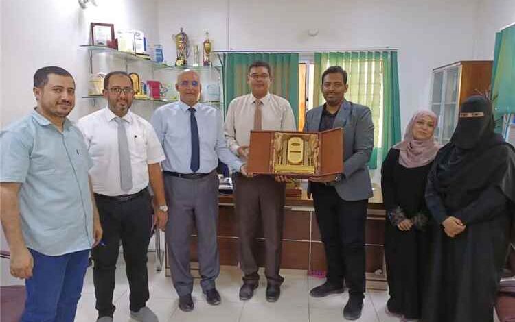 الدكتور بن نويصر يلتقي عميد كلية الطب بجامعة حضرموت لتعزيز التعاون المشترك بين الجانبين