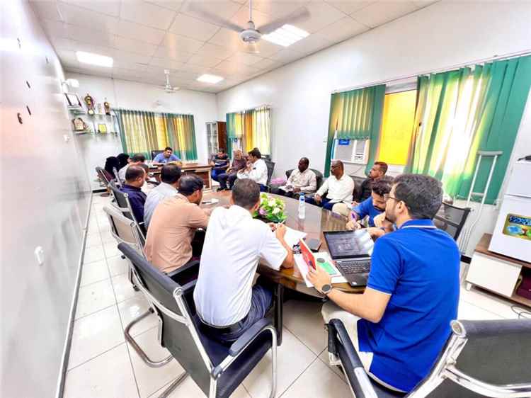 الدكتور بن نويصر يناقش مع مدراء مكاتب الصحة والسكان الأوضاع الصحية بمديريات ساحل حضرموت