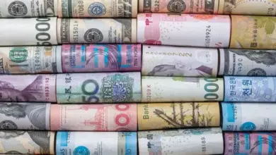 الدولار يتراجع والين يصعد لأعلى مستوى في 7 أشهر