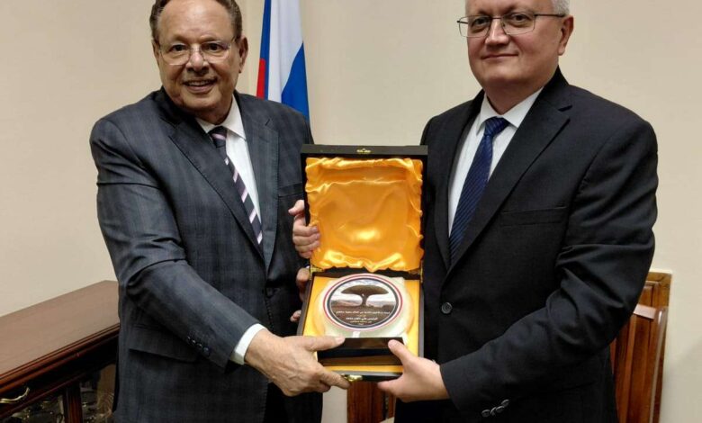 الرئيس علي ناصر محمد يلتقي نائب وزير الخارجية الروسي غيورغي بوريسينكو ويبحث معه تطورات الأوضاع في اليمن والمنطقة