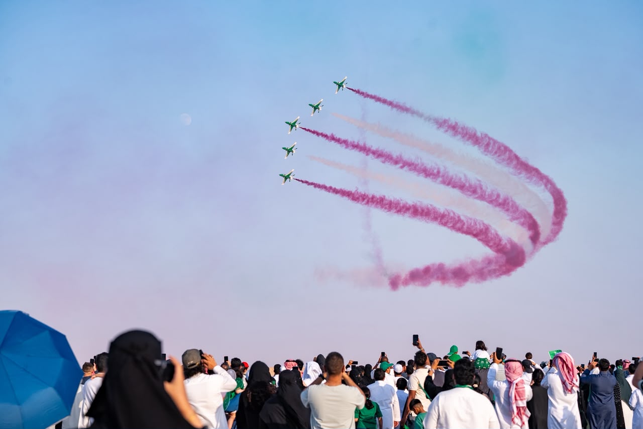 الرياض تحتفل باليوم الوطني السعودي بعروض عسكرية ومناورات جوية وسط حضور جماهيري كبير