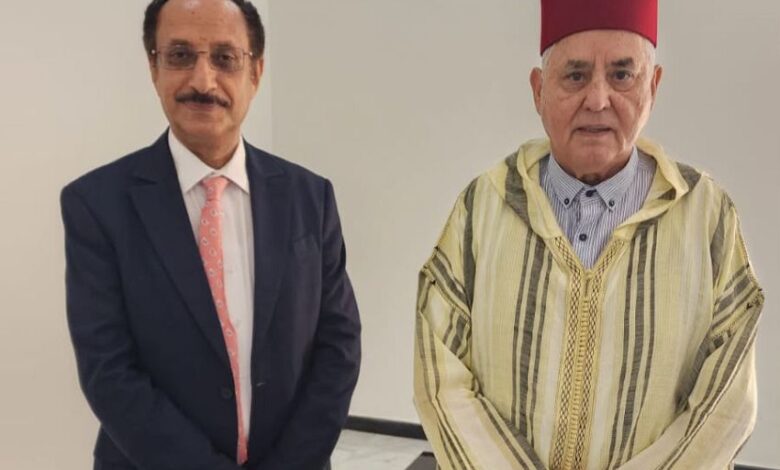 السفير الأصبحي يبحث مع مدير الخزانة الملكية للمخطوطات المغربية تعزيز التعاون الثقافي