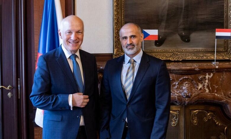 السفير الحضرمي يناقش مع عضو في مجلس الشيوخ التشيكي تهديدات مليشيات الحوثي ويدعو لتصنيفها منظمة إرهابية