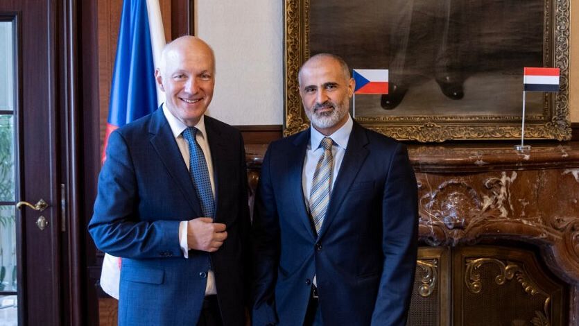 السفير الحضرمي يناقش مع عضو في مجلس الشيوخ التشيكي تهديدات مليشيات الحوثي ويدعو لتصنيفها منظمة إرهابية