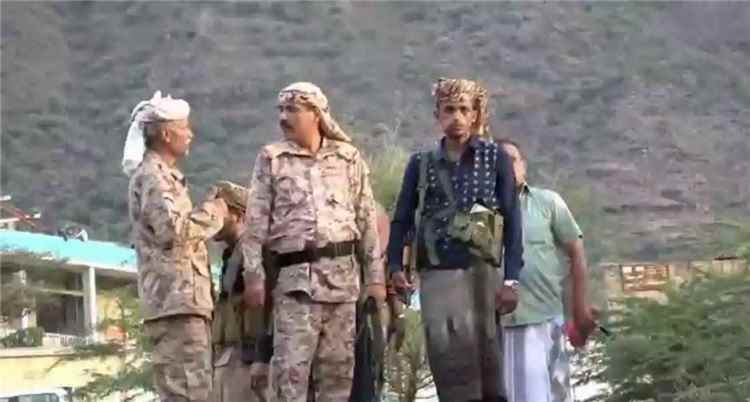 الشراجي يتفقد الخطوط الأمامية في تعز ويشيد بالجاهزية القتالية للقوات المسلحة