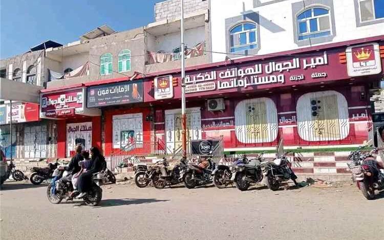 الضالع تشهد توترًا وفوضى وإغلاقًا للمحال والطرقات عقب حادثة مقتل ثلاثة من أبناء مديرية الأزارق
