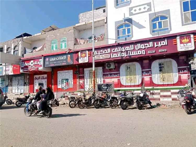 الضالع تشهد توترًا وفوضى وإغلاقًا للمحال والطرقات عقب حادثة مقتل ثلاثة من أبناء مديرية الأزارق