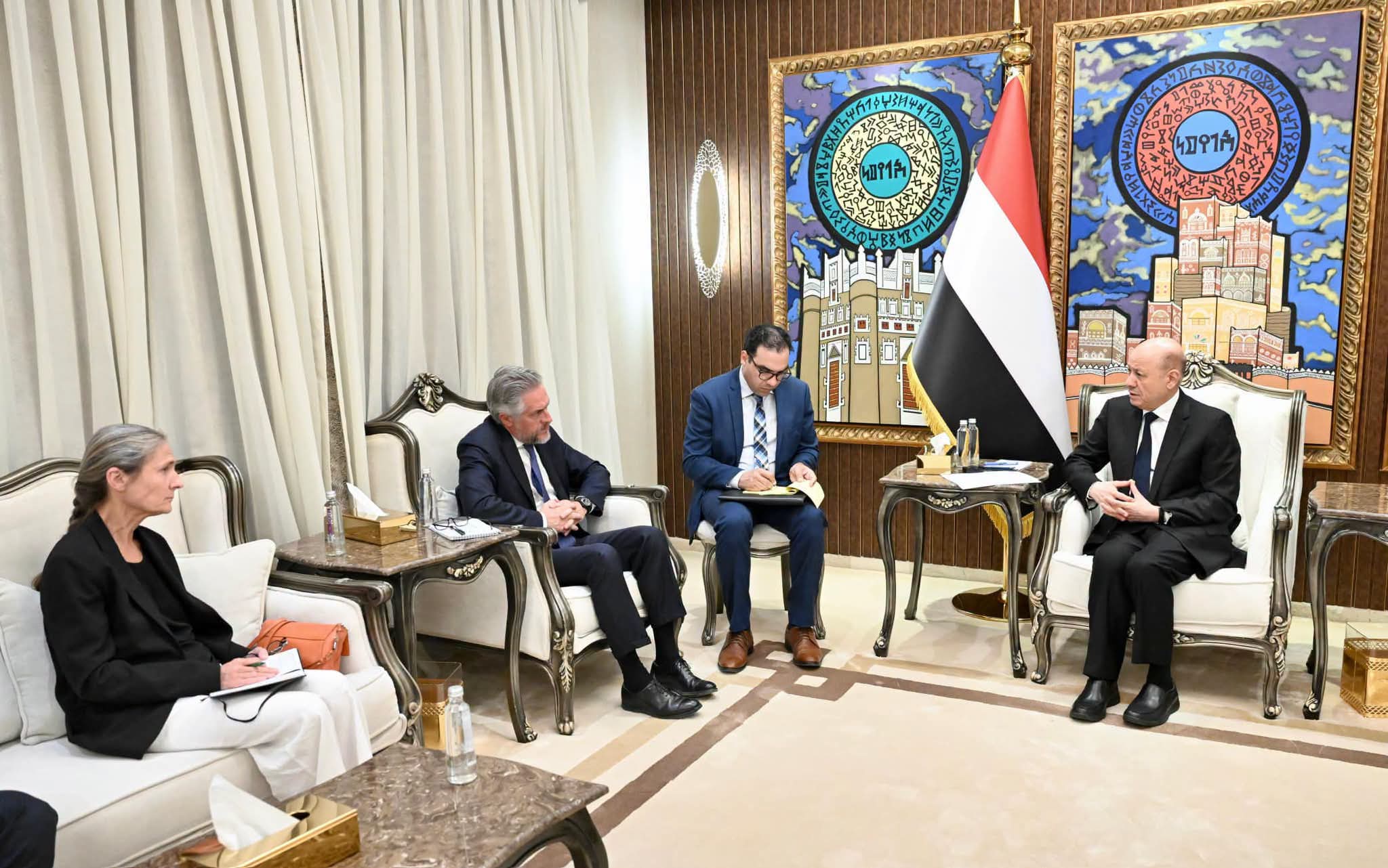 العليمي: الدفاع عن باب المندب حماية لأمن الممرات البحرية العالمية