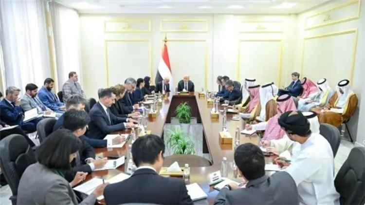 العليمي يحمل الحوثيين مسؤولية التصعيد ويطالب بوقف التهدئة المجانية