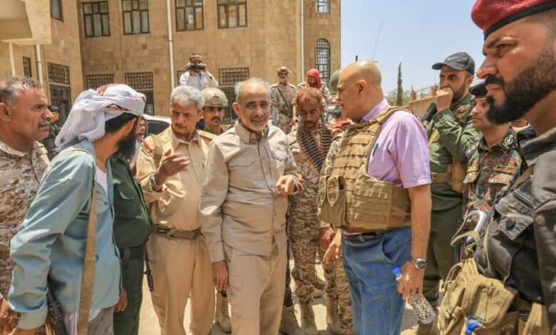 الفريق الصبيحي يطلع على الأوضاع الميدانية والعسكرية في تعز ويشدد على الجاهزية اليقظة العالية