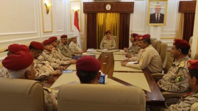 الفريق العقيلي يترأس اجتماعا بقيادة وزارة الدفاع لمناقشة التطورات الميدانية في جبهات القتال