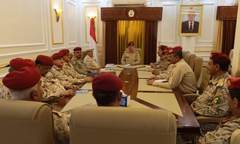 الفريق العقيلي يترأس اجتماعا بقيادة وزارة الدفاع لمناقشة التطورات الميدانية في جبهات القتال