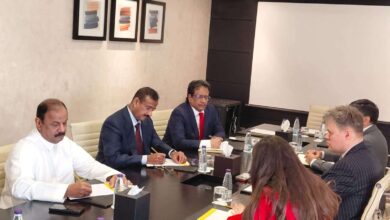 القائم بالأعمال الأمريكي يبحث مع محافظ شبوة المستجدات الأمنية والاقتصادية بالمحافظة