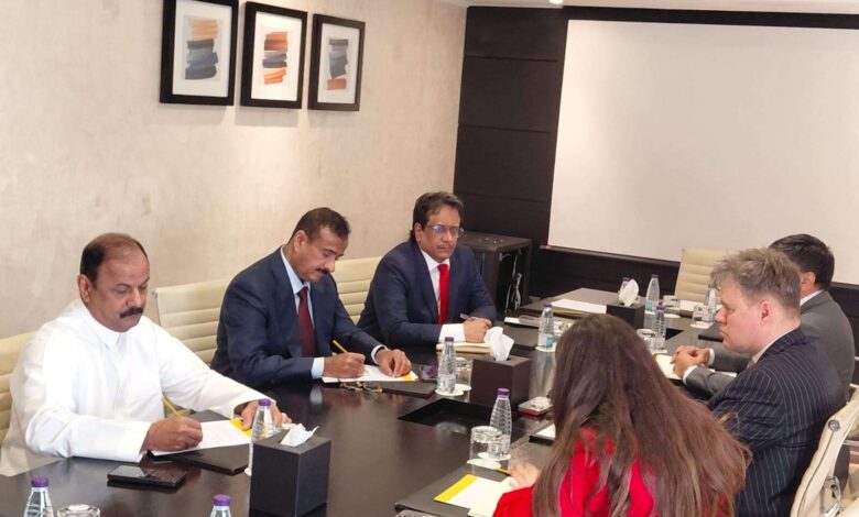 القائم بالأعمال الأمريكي يبحث مع محافظ شبوة المستجدات الأمنية والاقتصادية بالمحافظة