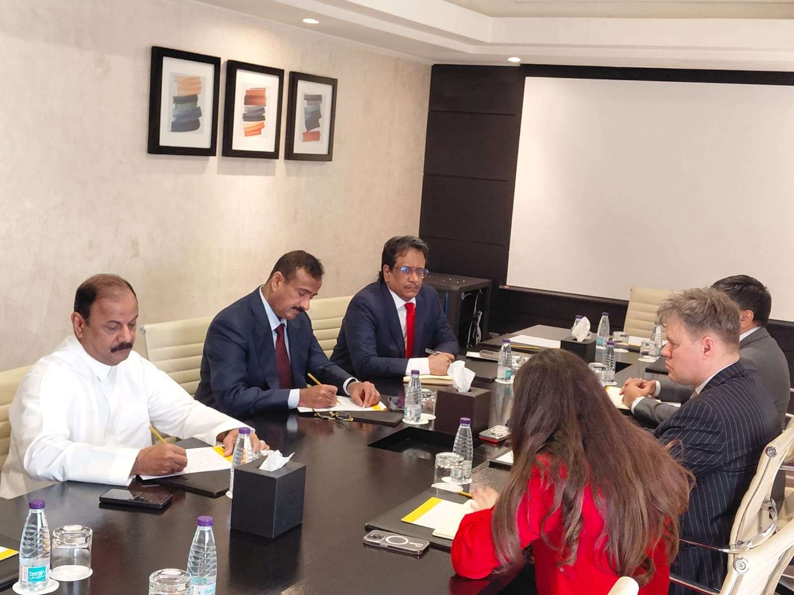 القائم بالأعمال الأمريكي يبحث مع محافظ شبوة المستجدات الأمنية والاقتصادية بالمحافظة