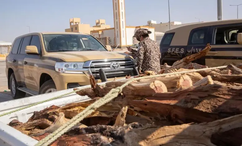 القوات الخاصة للأمن البيئي تضبط مواطناً بحوزته 13 متراً مكعباً من الحطب المحلي في الرياض