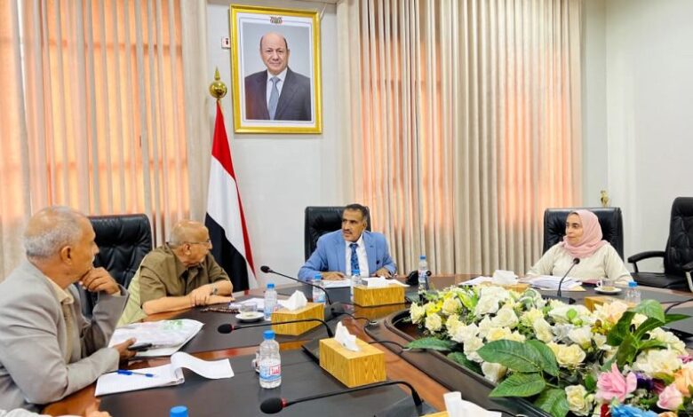 اللجنة العليا للمناقصات والمزايدات تؤكد أهمية الالتزام بالقواعد والإجراءات المنظمة للمناقصات