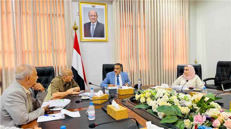 اللجنة العليا للمناقصات والمزايدات تستعرض مشاريع محالة إليها وتؤكد الالتزام بالقانون.