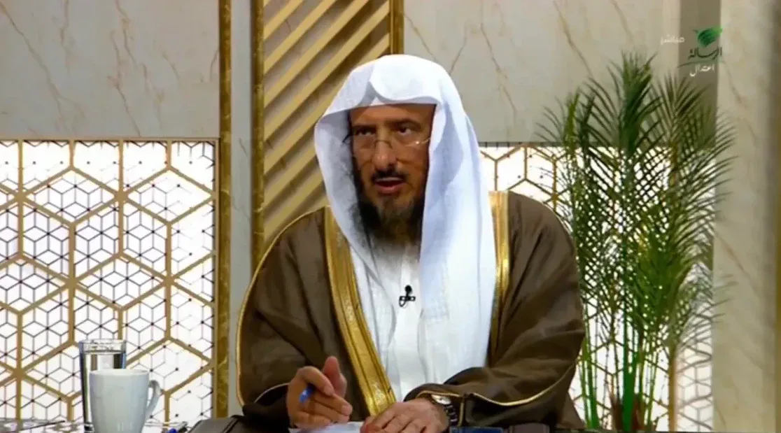 الماجد: راتب المرأة العاملة في الطيران لا يحرم بسبب السفر بلا محرم.. وفصّل حكم السفر عند الحاجة