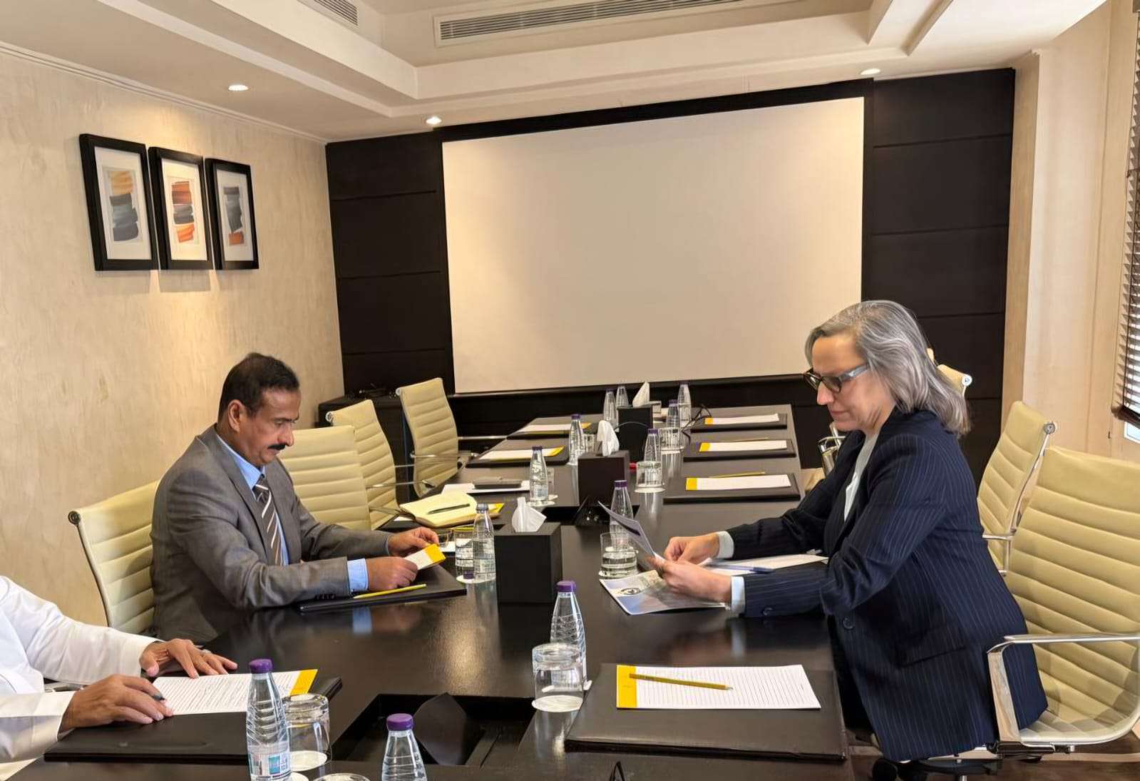 المحافظ بن الوزير يبحث مع مكتب المبعوث الأممي مستجدات الأوضاع ودعم الحوار الجنوبي