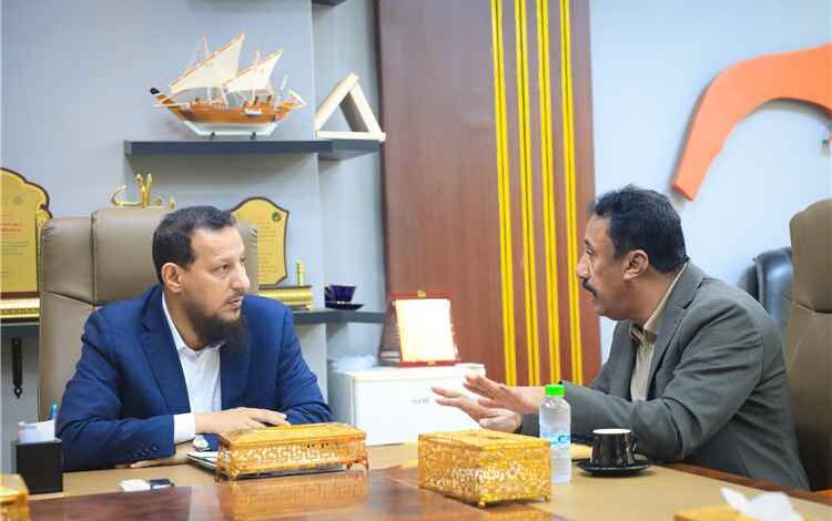 المحافظ شيخ يناقش مع وكيل أول هيئة الأراضي أوضاع أراضي وعقارات الدولة في عدن