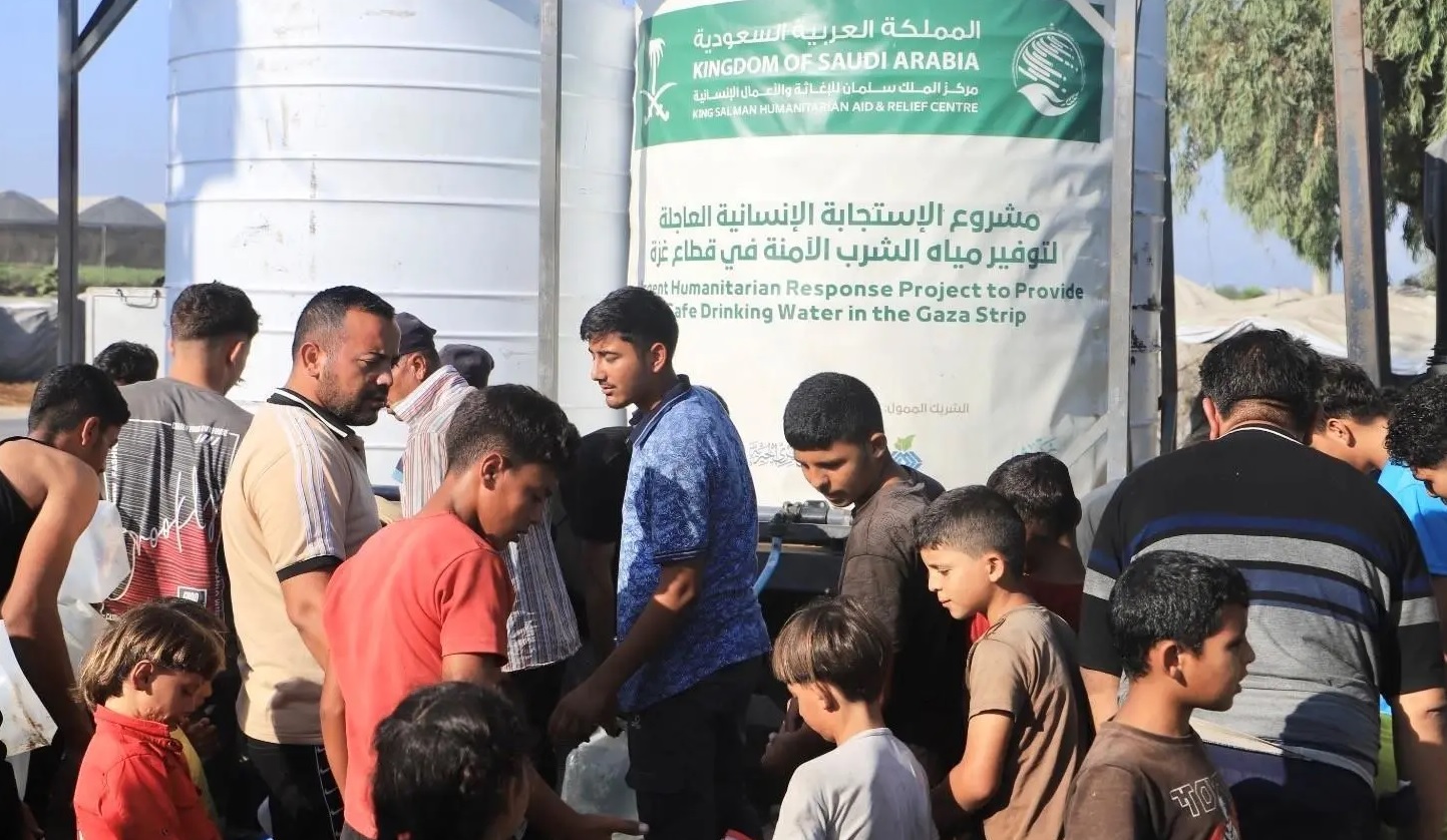 المملكة تضخ 500 ألف لتر من المياه وتوزع 25 ألف وجبة غذائية في غزة
