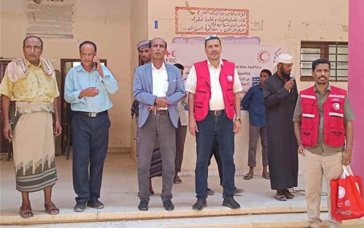 الهلال الأحمر اليمني يرفد ثمان ثانويات بشبوة بالمستلزمات الرياضية تزامناً مع تدشين الأنشطة المدرسية