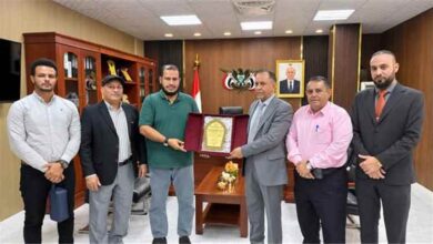 الوزير الأشول يدعو القطاع الخاص إلى دعم جهود صندوق النظافة والتحسين في عدن ويكرم قيادته