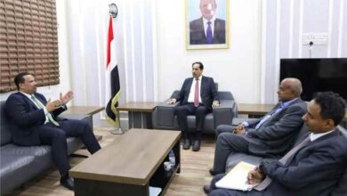 الوزير البكري يُناقش مع مدير المؤسسة الاقتصادية تعزيز التعاون المشترك