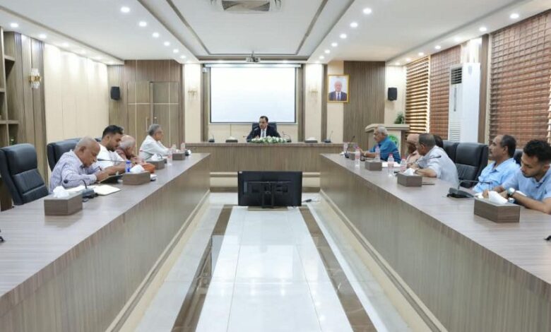 الوزير السقطري يرأس اجتماع المجلس الاستشاري للبذور ويلتقي مزارعة يمنية اختيرت ضمن قائمة 100 امرأة ملهمة عالميا