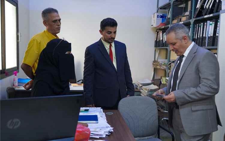 الوزير اليافعي يتفقد مستوى الأداء الإداري والخدمي في مكتب الشؤون الاجتماعية والعمل بعدن
