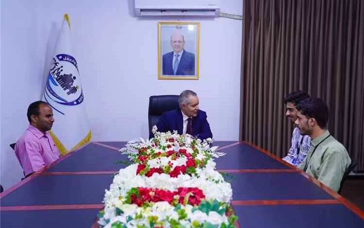 الوزير اليافعي يكرّم الطالب الكفيف ماجد نجيب ويشيد بدور جمعية المكفوفين بلحج