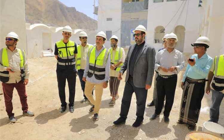 الوكيل الجهوري يطلع على سير أعمال صيانة وترميم قصر السلطان القعيطي بالمكلا
