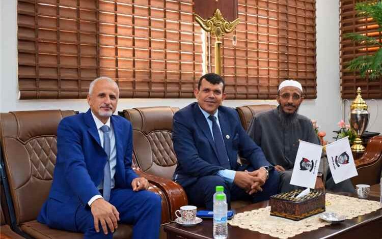 الوكيل الشبحي يتفقد سير العملية التعليمية بكلية طب الأسنان ويؤكد أهمية تعزيز التعاون في تأهيل الكوادر الصحية