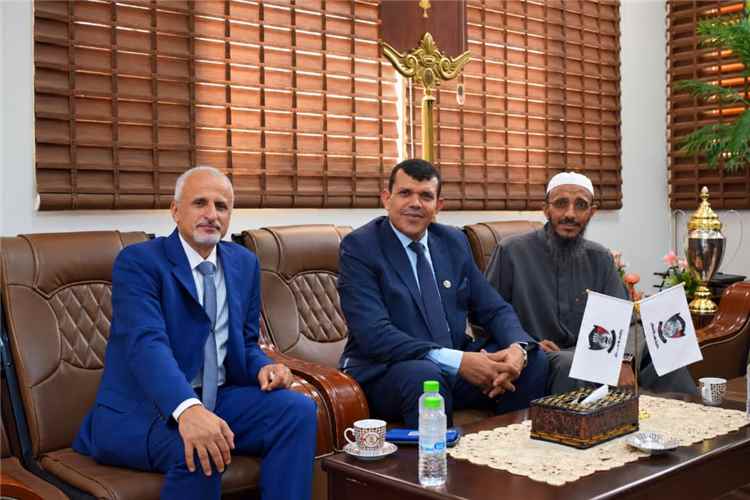 الوكيل الشبحي يتفقد سير العملية التعليمية بكلية طب الأسنان ويؤكد أهمية تعزيز التعاون في تأهيل الكوادر الصحية
