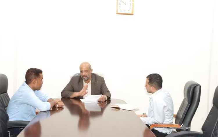 الوكيل بابلغوم يلتقي ممثلي مؤسسة ينابيع الخير ويناقش إنشاء خيصة للصيادين في أرسل في محافظة سقطرى