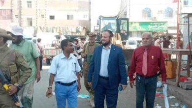 اليزيدي يشرف ميدانيا على حملة واسعة لإزالة العوائق حول السوق المركزي وشارع القطيبي