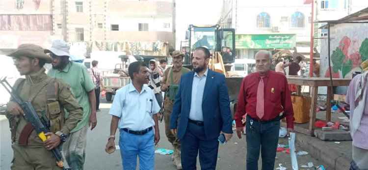 اليزيدي يشرف ميدانيا على حملة واسعة لإزالة العوائق حول السوق المركزي وشارع القطيبي