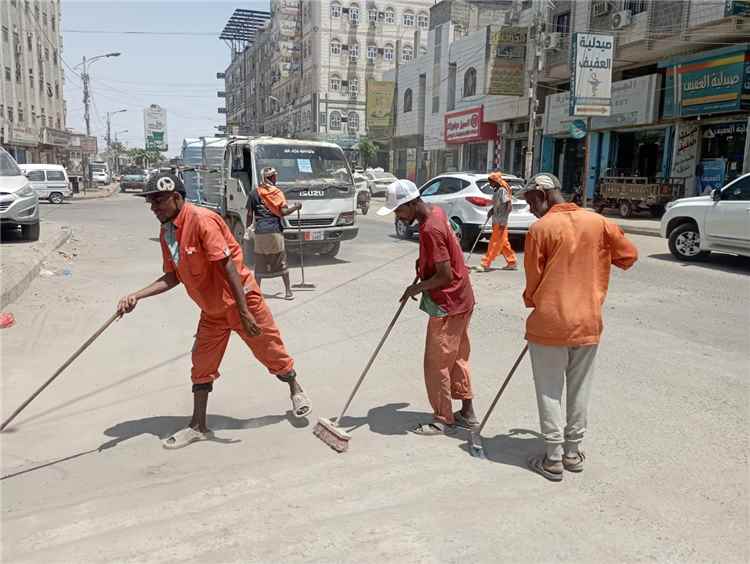 اليزيدي يشرف ميدانيا على حملة واسعة للنظافة وإزالة العوائق في منطقة الدرين